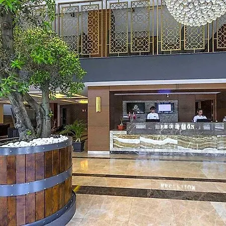 Grand Vaves Hotel